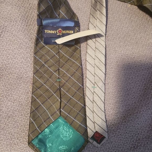 NWT Green and Biege Silk Tie - Picture 3 of 4